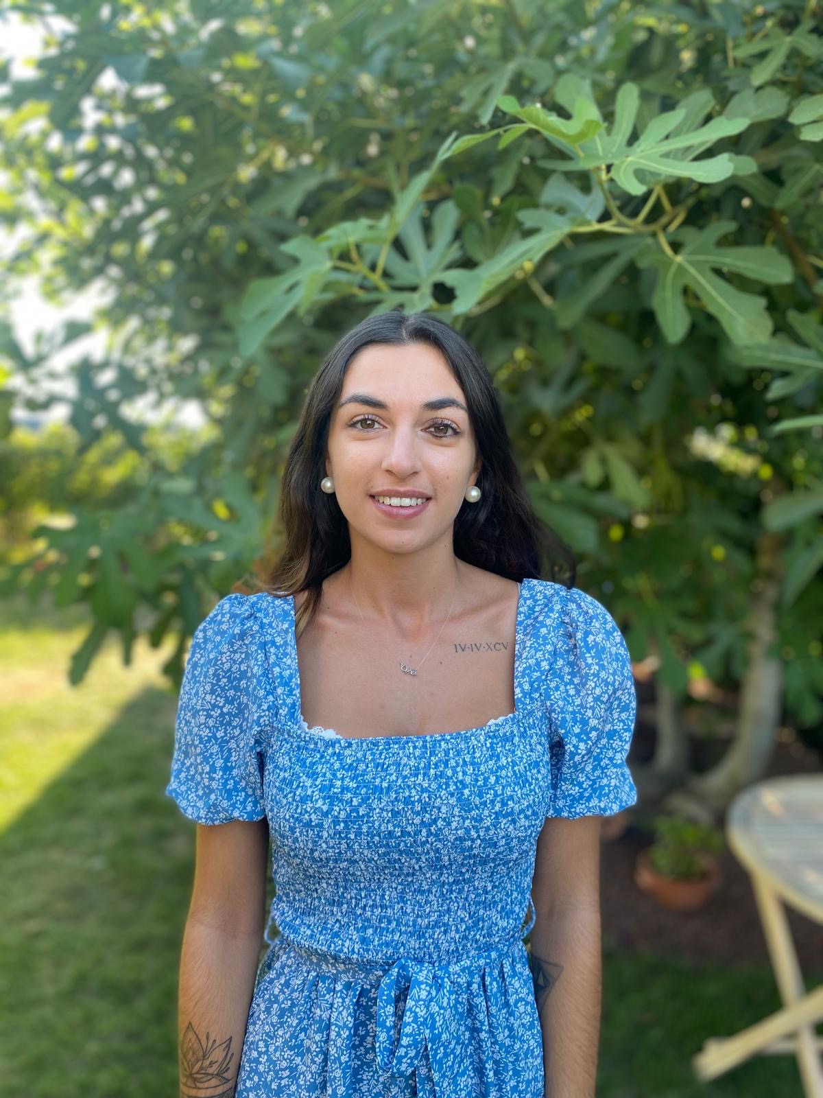 Photo portrait de Eva, référente technique et auxiliaire de puériculture dans la micro crèche première escale de Colmar