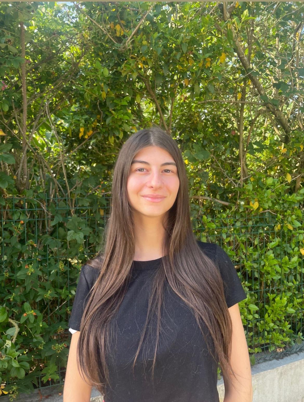 Photo portrait de Melina, auxiliaire petite enfance dans la micro crèche première escale de Colmar
