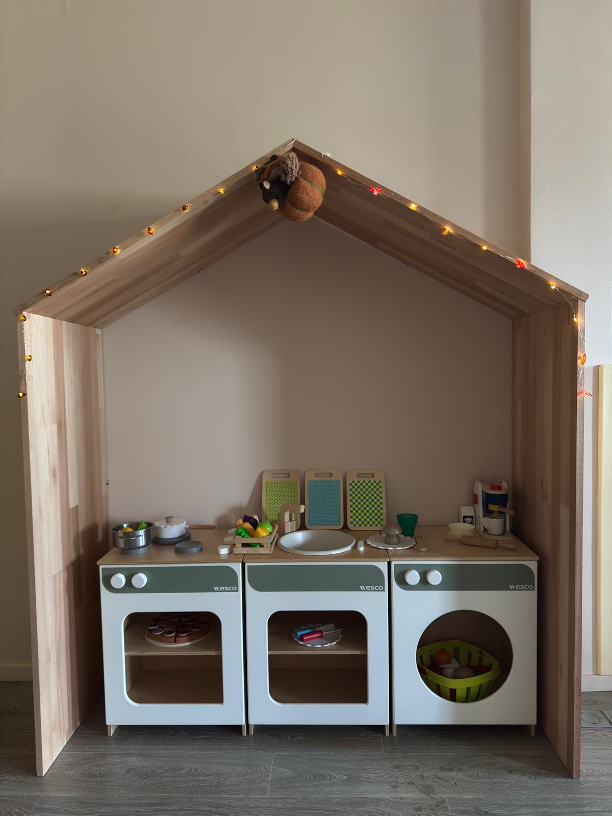 Mini cuisine du coin cuisine pour les enfants avec des minis éléments de cuisine pour jouer dans la micro crèche première escale de Colmar