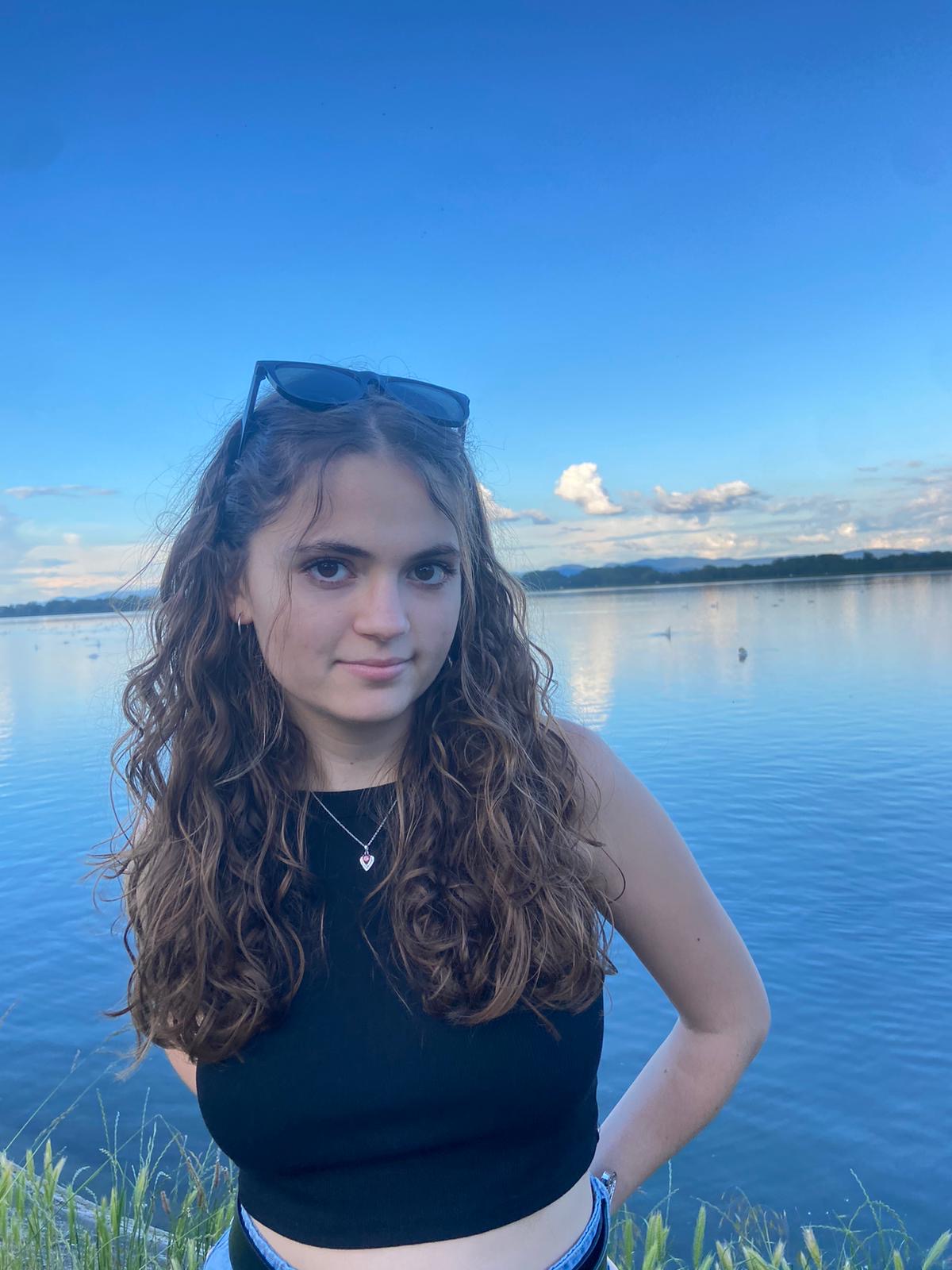 Photo portrait de Camelia auxiliaire de puériculture chez première escale, micro-crèche à Colmar