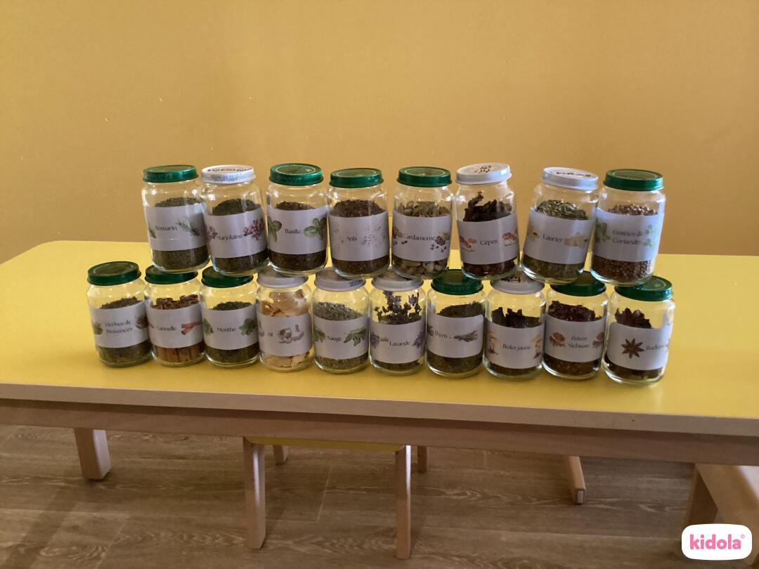 Bocaux de plante empiler l'un sur l'autre, dans la micro-crèche première escale de Colmar